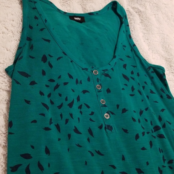 Sleeveless top! - Picture 2 of 4